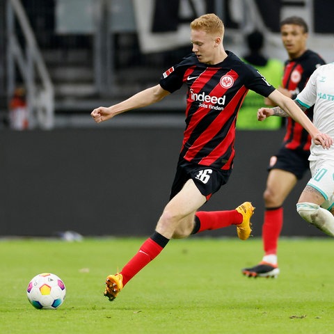 Hugo Larsson von Eintracht Frankfurt im Spiel gegen Werder Bremen