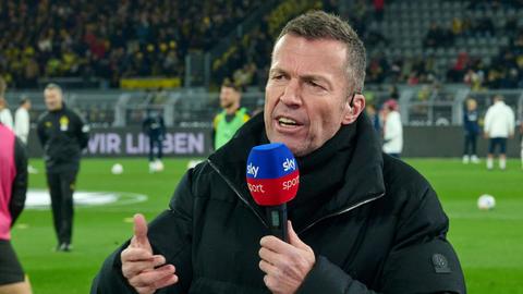 Lothar Matthäus im BVB-Stadion mit Sky-Mikrofon