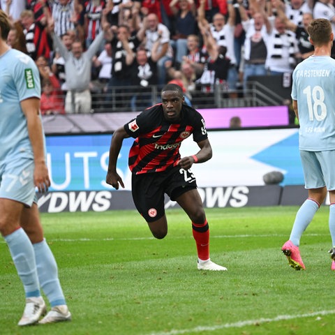 Niels Nkounkou dreht nach seinem Tor gegen Köln zum Jubeln ab.