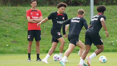 Nnamdi Collins im Training und Kampf um den Ball.