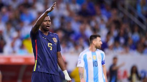 Willian Pacho bei der Copa America gegen Lionel Messi.