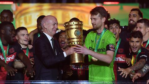 Zum zweiten Mal die Hand am Pokal: Torwart Lukas Hradecky