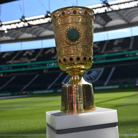 Die Pokal-Trophäe in Frankfurt. 