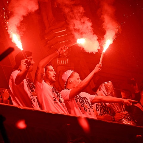 Aymen Barkok, Goncalo Paciencia und Timothy Chandler mit Pyro auf dem Römerbalkon.