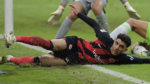 Das Eintracht-Rasen ist tief und rutschig