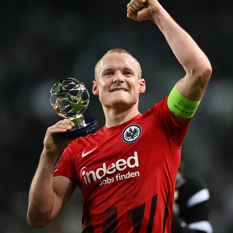 Sebastian Rode jubelt mit der "Man of the Match"-Trophäe in der Hand.