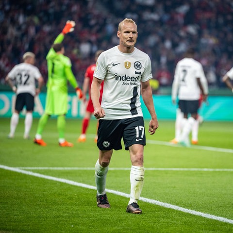 Sebastian Rode bei seiner Auswechslung im Pokalfinale.