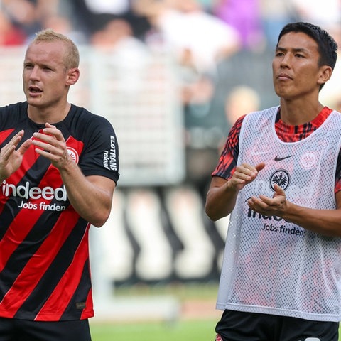 Sebastian Rode und Makoto Hasebe.