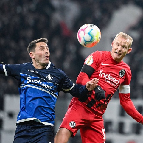 Sebastian Rode (rechts) gegen Fabian Schnellhardt