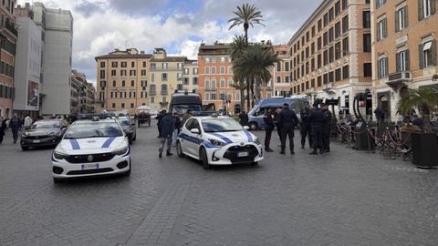 Polizisten an der Piazza di Spagna in Rom