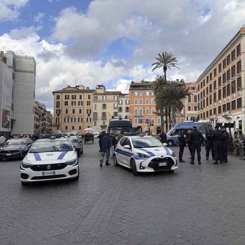 Polizisten an der Piazza di Spagna in Rom