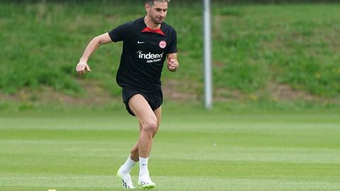 Lucas Alario beim Training mit Hütchen auf dem Platz