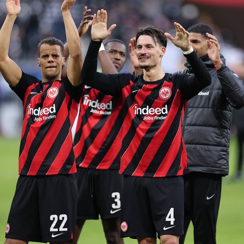 Die Eintracht-Spieler jubeln nach dem 2:2 gegen Wolfsburg in Richtung Kurve.