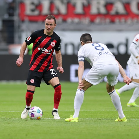 Mario Götze von Eintracht Frankfurt am Ball