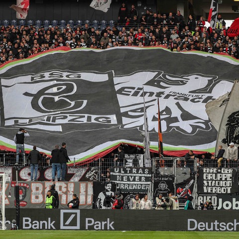 Fans von Eintracht Frankfurt und Chemie Leipzig.