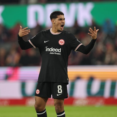 Fares Chaibi (Eintracht Frankfurt) gibt Anweisungen, gestikulier