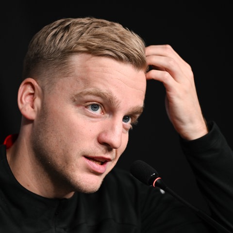 Donny van de Beek kratzt sich am Kopf.