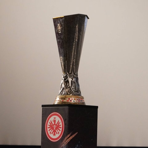 Die Europa-League-Trophäe auf einem Sockel