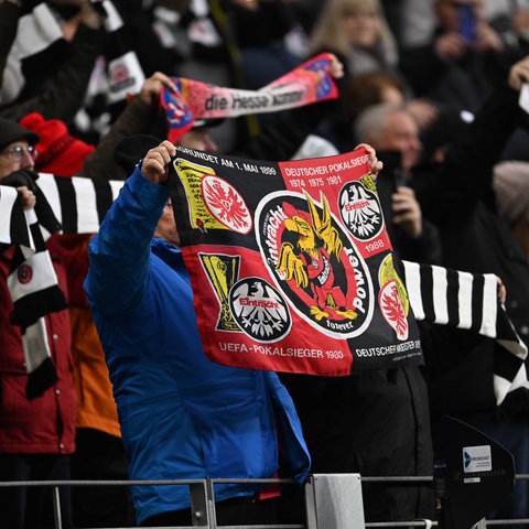 Fans von Eintracht Frankfurt mit Schals und Fahnen