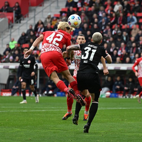 Philipp Max (Eintracht Frankfurt) Ritsu Doan (SC Freiburg) im Kopfballduell.