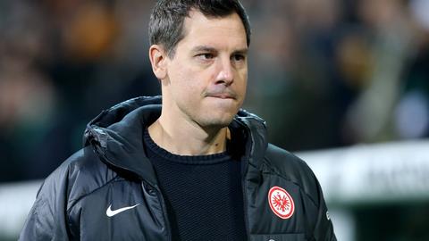 Timmo Hardung in der schwarzen jacke von Eintracht Frankfurt.