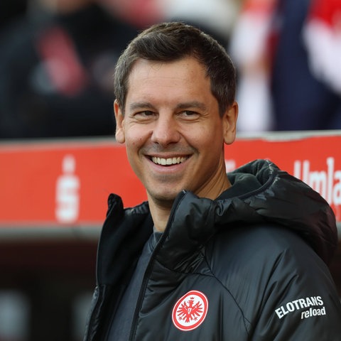 Timmo Hardung mit dicker Winterjacke von Eintracht Frankfurt