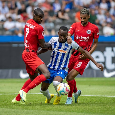 Djibril Sow und Evan N'Dicka im Zweikampf gegen Herthas Dodi Lukebakio.