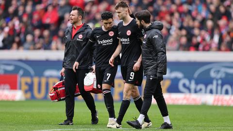 Sasa Kalajdzic verletzt unterstützt das Spielfeld.