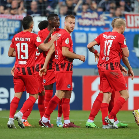 Die Eintracht-Spieler bejubeln das Tor von Hrvoje Smolcic in Stuttgart