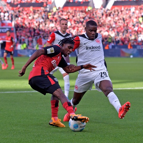 Niels Nkounkou im Zweikampf mit Jeremie Frimpong