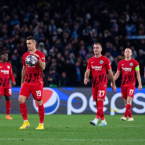 Die Eintracht-Spieler sind geknickt, im Hintergrund jubelt Neapel