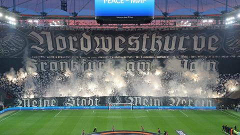 Die Choreo von der anderen Tribünenseite aus.