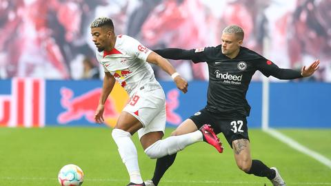 Viele enge Zweikämpfe zwischen Leipzig-Verteidiger Benjamin Henrichs und Eintracht-Flügelspieler Philipp Max.