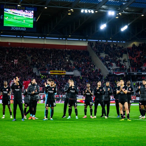 Die Eintracht-Spieler bedanken sich kollektiv bei der Kurve.