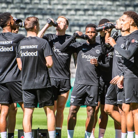 Die Eintracht-Spieler bei einer Trinkpause im Training