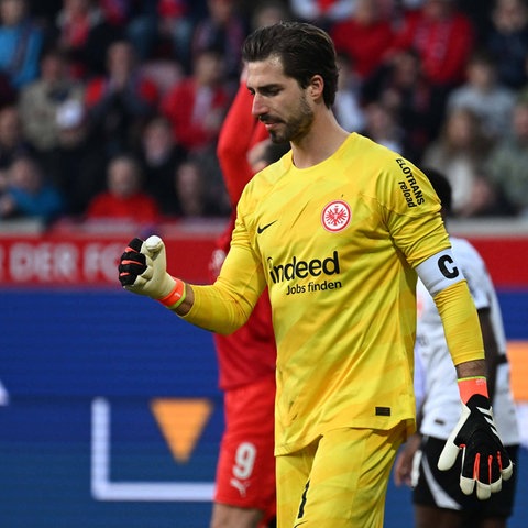 Kevin Trapp ballt die Faust.