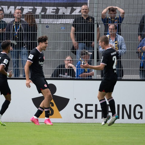 Die Eintracht-Talente Nacho Ferri (mitte) und Elias Baum (rechts) jubeln.