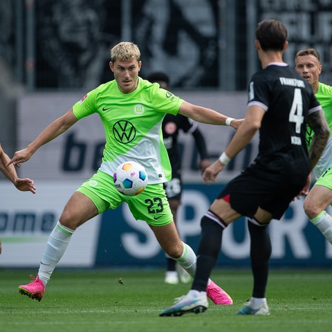 Jonas Wind am Ball gegen die Eintracht im Hinspiel