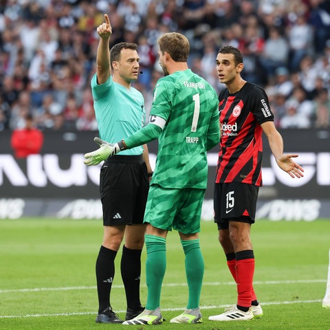 Felix Zwayer mit Spielern von Eintracht Frankfurt