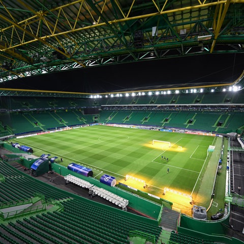 Das leere Estádio José Alvalade bei Flutlicht