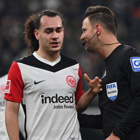 Arthur Theate von Eintracht Frankfurt und Schiedsrichter Daniel Schlager