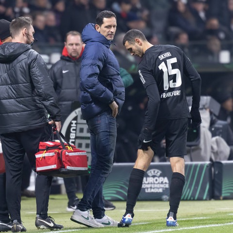 Ellyes Skhiri wird ausgewechselt und zeigt Trainer Dino Toppmöller, wo es im Oberschenkel zwickt.