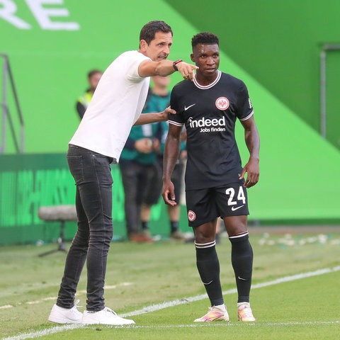 Eintracht-Trainer Dino Toppmöller mit Aurélio Buta