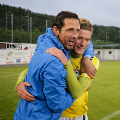 Dino Toppmöller jubelt als Trainer von Düdelingen. 