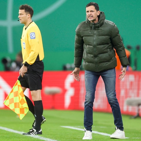 Eintracht-Trainer Dino Toppmöller lässt in Leipzig seinen Frust raus.