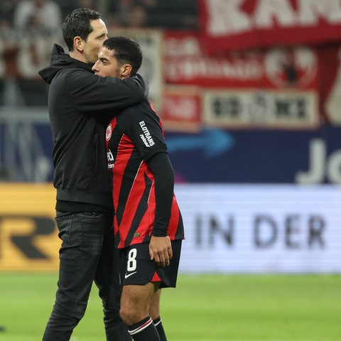 Einfach mal in den Arm nehmen: Trainer Toppmöller mit Afrika-Cup-Rückkehrer Chaibi