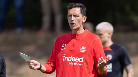 Dino Toppmöller leitet das Eintracht-Training. 