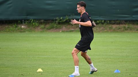 Robin Koch macht Laufübungen im Eintracht-Trainingslager