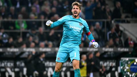 Kevin Trapp springt in die Luft und jubelt