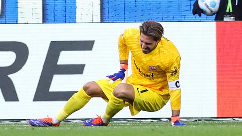 Kevin Trapp greift sich an den Oberschenkel